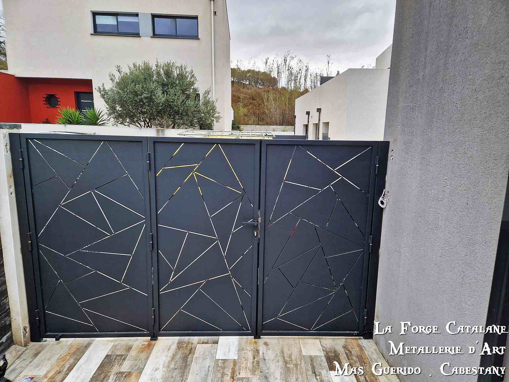 Portail avec decoupe laser formes geometriques forge catalane.jpg